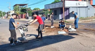 Jóvenes toman acción y bachean calles ante promesas incumplidas