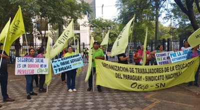Policías y docentes marchan ante el Congreso Nacional