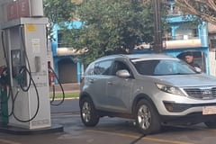 Conductores paraguayos cruzan a Foz de Iguazú para cargar combustible a menor precio