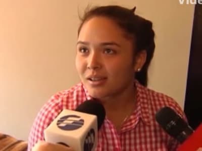 De detenida a turista. La “caradura” ahora recorre el mundo