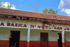 Encarnación: alumnos dan clases bajo árboles ante riesgo de derrumbe