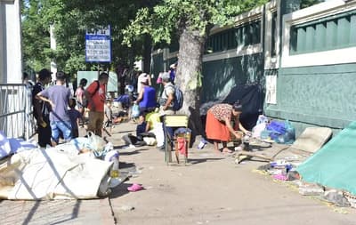 Indígenas regresan al Indi y exigen tierras y asistencia