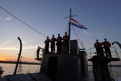 Buques históricos de la Armada navegan a Encarnación por el Rally