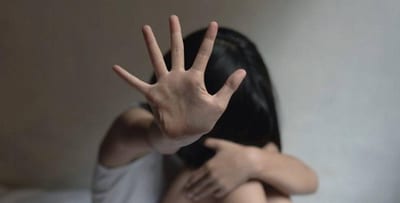 Docente imputado por abuso de menor recibe arresto domiciliario