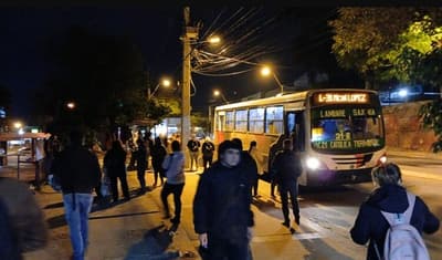 Pasajeros sufren reguladas y mal servicio de buses