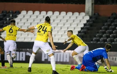 Guaraní vence a Libertad y acorta distancia