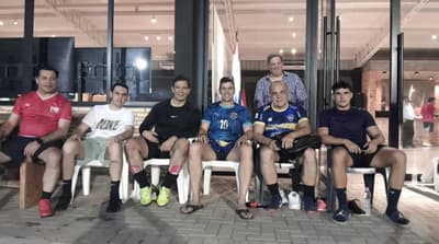 Santiago Peña “preocupado” por los bachibabies mientras juega futbol con cartistas