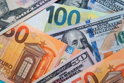 Argentina levanta 'congelación' del tipo de cambio y el 'dólar blue' supera los 1.000 pesos