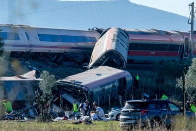 Choque de trenes en España deja al menos 30 muertos
