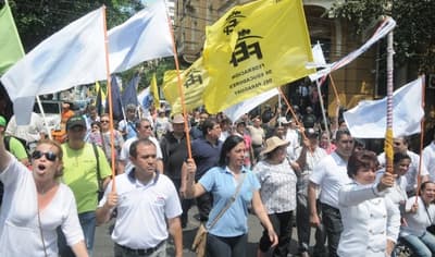 Rechazan aumento salarial para maestros