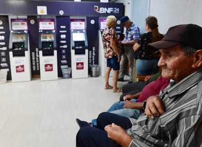Alertan sobre presunta extorsión a adultos mayores que cobran pensión