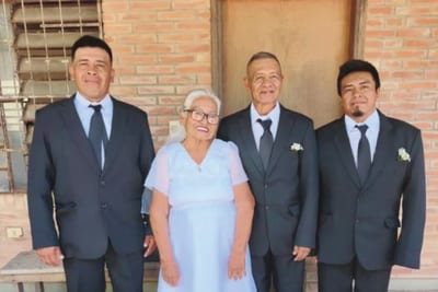 Papá, mamá y sus dos hijos dieron el sí en una misma boda en el Chaco