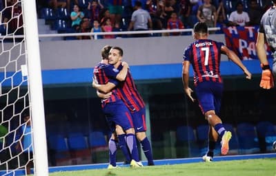 Cerro Porteño triunfa y sigue dando pelea