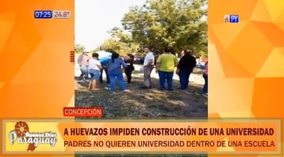 Padres atacan a huevazos a intendenta en rechazo a construcción de universidad