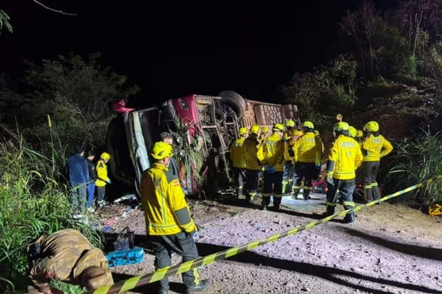 Bus paraguayo vuelca en Brasil y deja tres fallecidas, entre ellas una niña