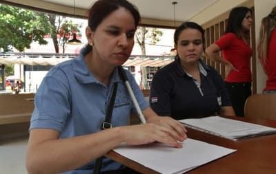 Ofrecen créditos a personas con discapacidad visual