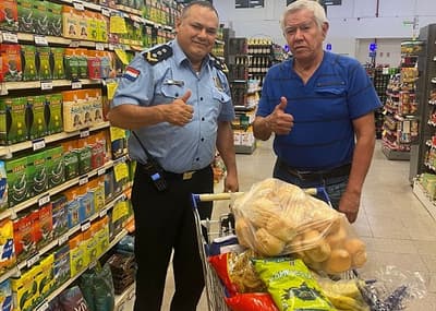 Heroico rescate de policía a anciano sordo captura corazones