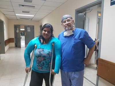 Joven clama por ayuda para seguir caminando