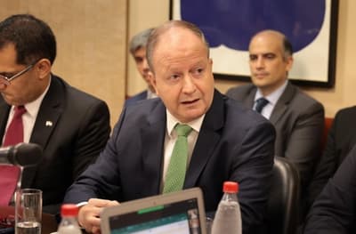 Ministro de Economía insta a Petropar a reducir precios del combustible