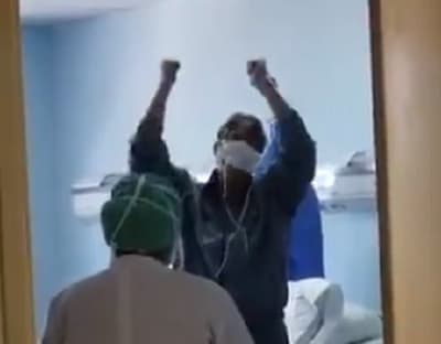 La alegría de un paciente que superó el coronavirus