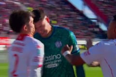 A lo Zidane: Orlando Gill cabeceó a un rival y fue expulsado