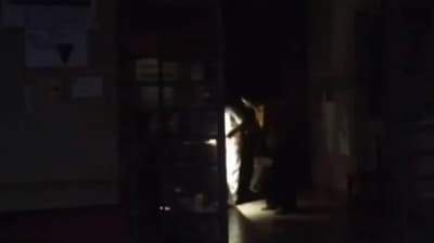 Hospital de Yaguarón atiende con linternas de celulares tras corte eléctrico