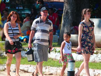 Anuncian domingo caluroso con chaparrones