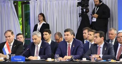 Mario Abdo participa de su última Cumbre del Mercosur junto con Santiago Peña