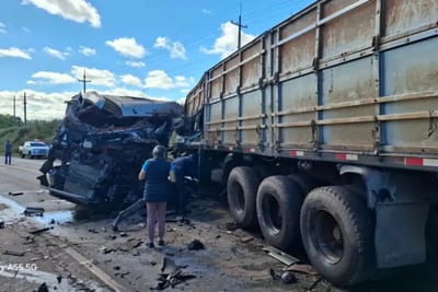 Choque entre dos camiones Scania deja dos heridos tras explosión de un neumático