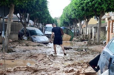 Rescatan a dos paraguayas tras temporal en Valencia