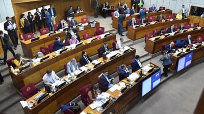 Exministro critica aumento salarial en el Congreso