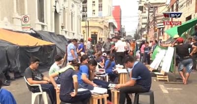 Niños dan clases en la calle mientras sus padres protestan frente al Indert