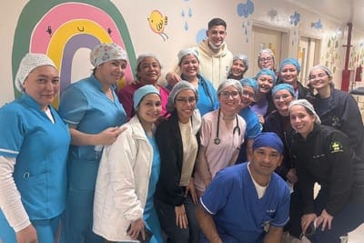 Orlando Gill acompañó el alta médica de su ahijado en el Acosta Ñu