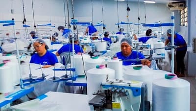 Reclusas fabrican batas hospitalarias en proyecto de reinserción