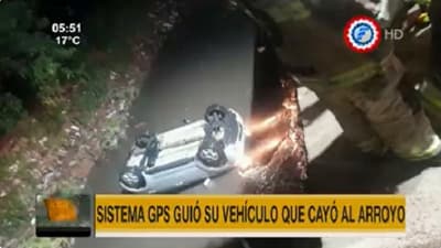 Conductor cae a arroyo tras seguir indicaciones del GPS