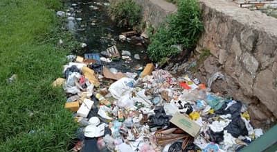 El arroyo Morotĩ está colapsado de basura por falta de recolección