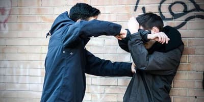 Adolescente en estado crítico tras incidente en colegio de Asunción, según denuncia