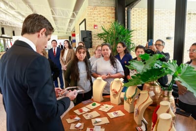 Artesanas de Cateura reciben Marca País por joyas recicladas
