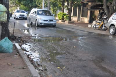 Profundo bache destruye vehículos en Asunción