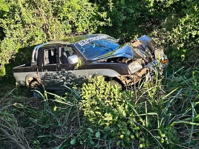 Camioneta cae 120 metros en el cerro Caacupé tras falla mecánica