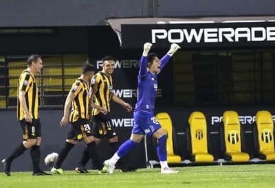 Guaraní supera a Olimpia y es puntero