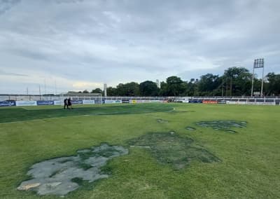 Inhabilitan tres canchas y fijan estadio para partido postergado
