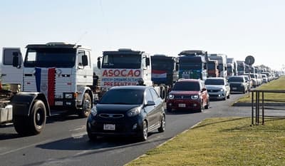 Camioneros acuerdan suba de precio de flete y desactivan paro