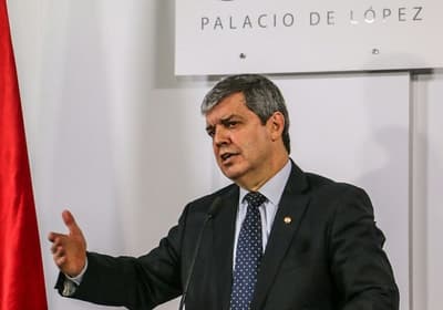 Riera anuncia aumento para docentes del 12% anual desde enero