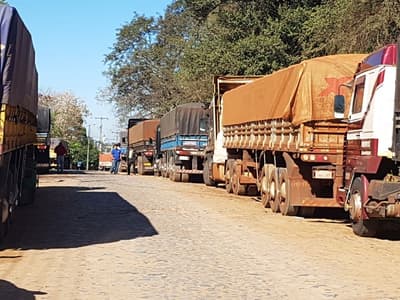 Camioneros cerrarán rutas desde la medianoche