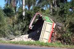 Camión con ladrillos vuelca y deja un fallecido en Caacupé