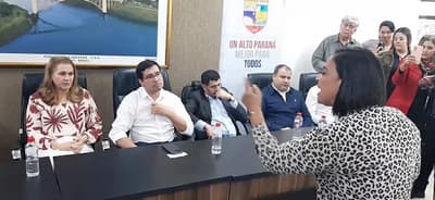 Ministra de Salud huye ante avalancha de reclamos en Alto Paraná