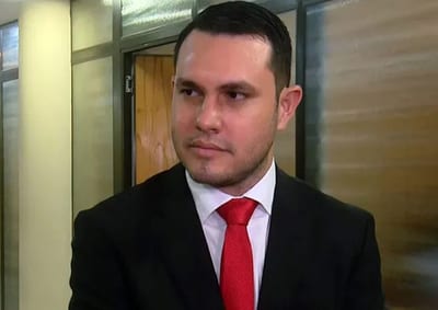 Corte suspende matrícula de abogado de Hernán Rivas