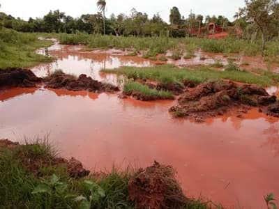 ¡Alerta ambiental! Fuga de aguas residuales contamina arroyo en Paso Yobái