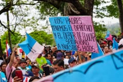 Casi 50 organizaciones rechazan proyecto sobre muestras de afecto entre personas del mismo sexo
